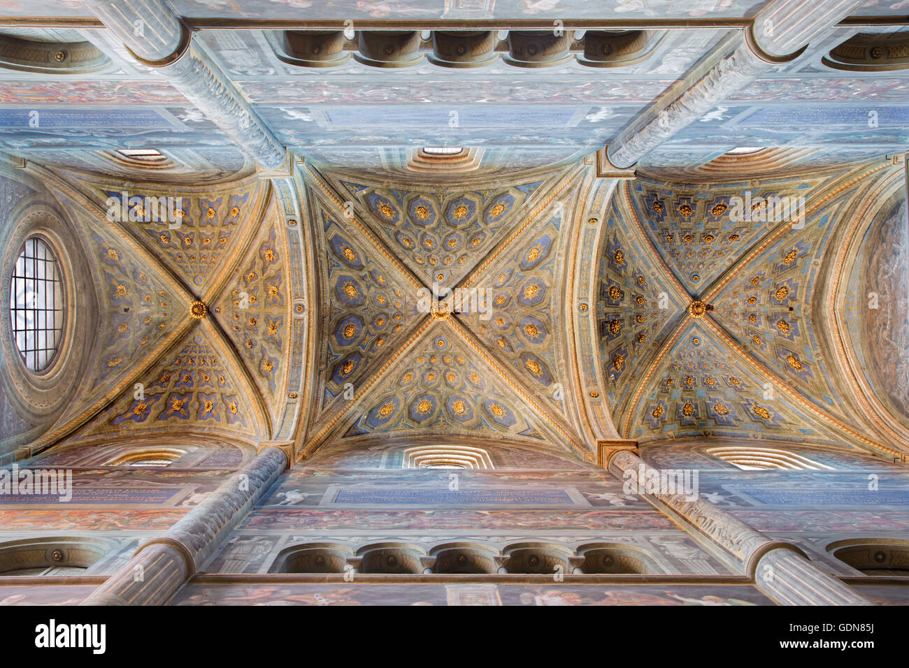 CREMONA, Italien - 25. Mai 2016: Das gotische Gewölbe der Kathedrale. Stockfoto