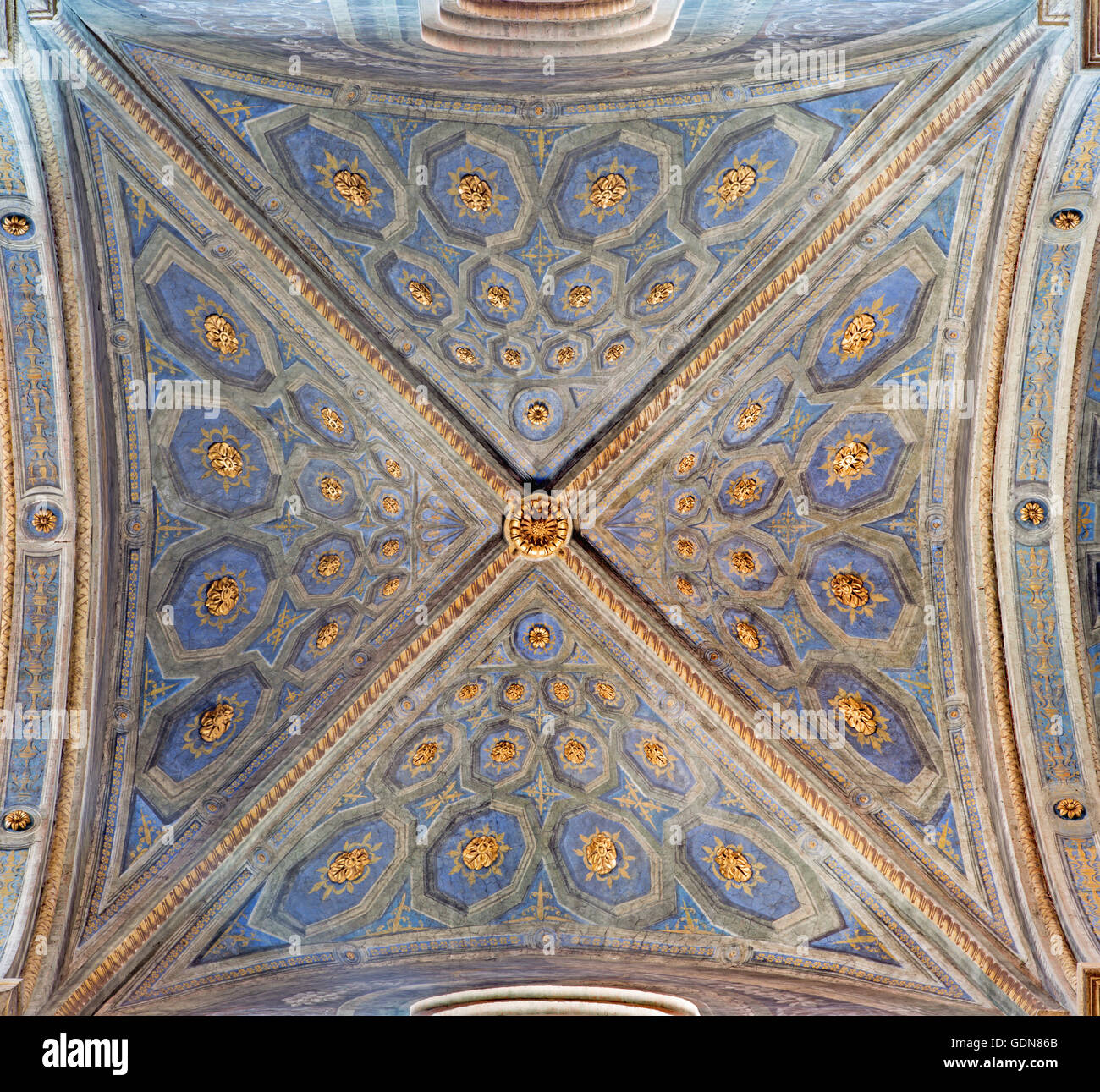 CREMONA, Italien - 25. Mai 2016: Die Details der gotischen Gewölbe der Kathedrale. Stockfoto