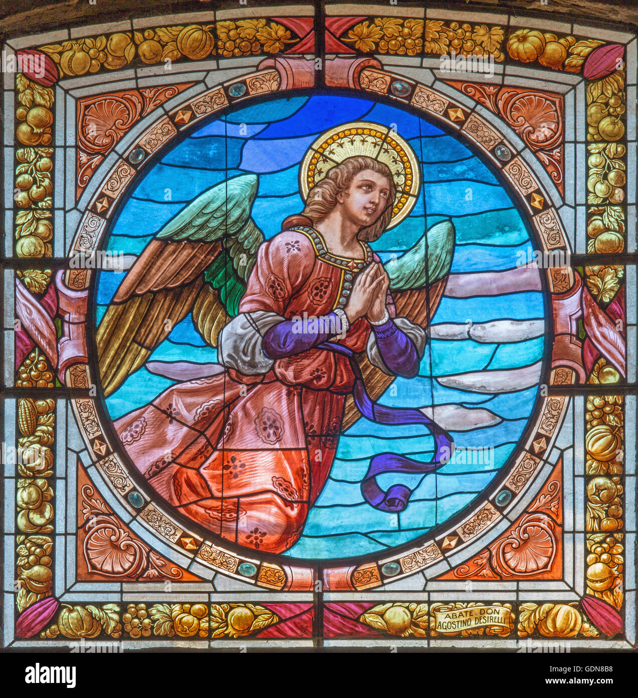 CREMONA, Italien - 24. Mai 2016: Der Engel auf die Glasmalerei in der Kirche Chiesa di Santa Agata von Don Abate Agostino Desirelli Stockfoto