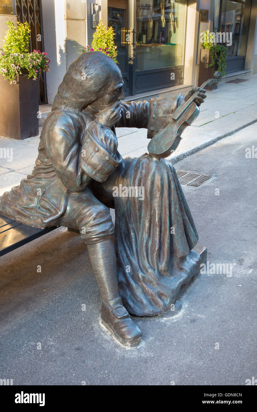 CREMONA, Italien - 24. Mai 2016: Die Bronzestatue des Antonio Stradivari vor seinem Geburtshaus von unbekannten Künstler des 21. Cent Stockfoto