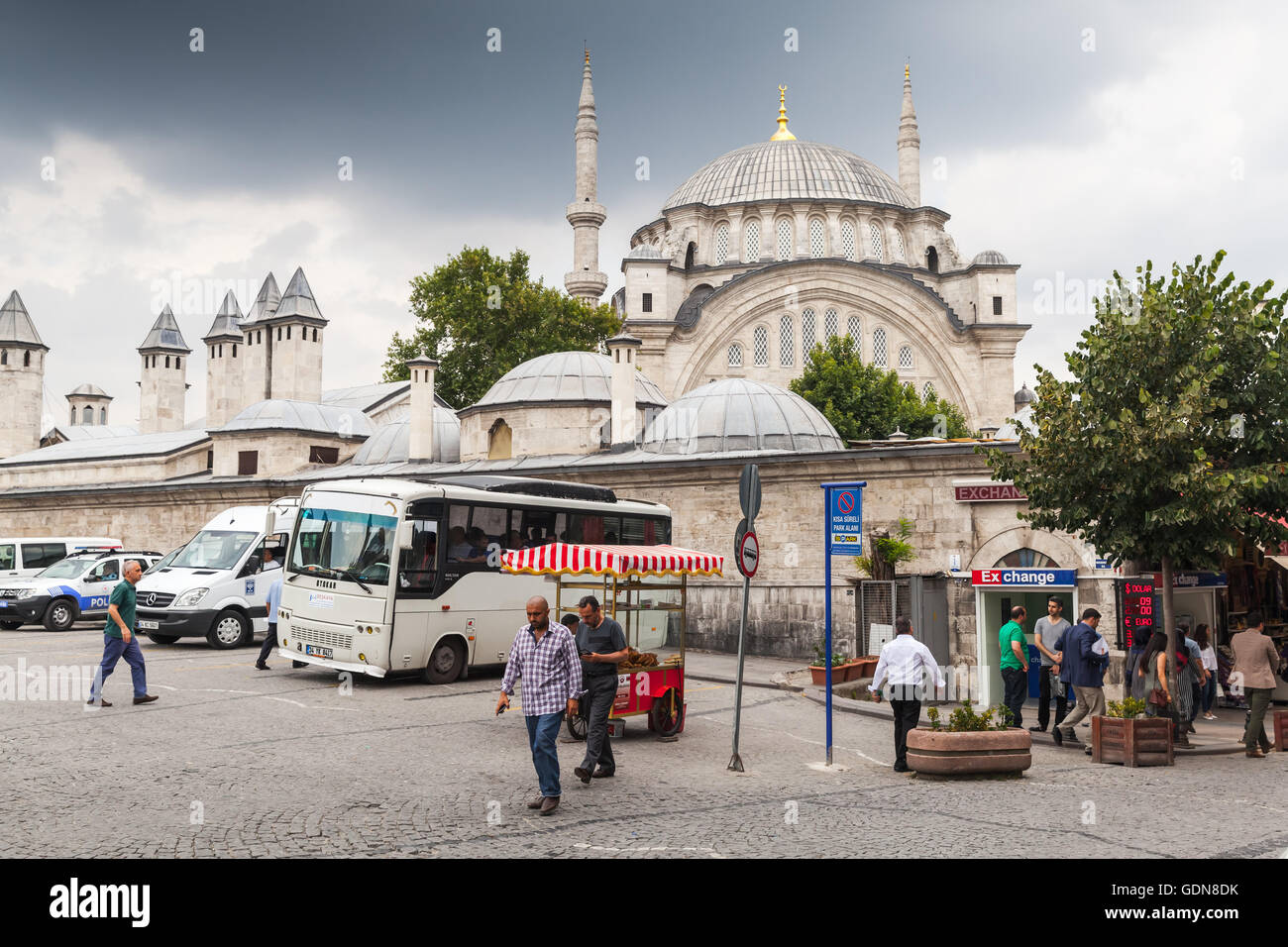 Istanbul, Türkei - 28. Juni 2016: Gewöhnliche türkische gehen Menschen auf der Straße in der Nähe von Nuruosmaniye Moschee in Istanbul Stockfoto