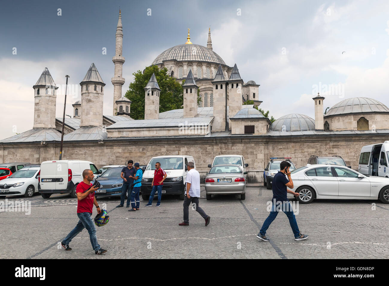 Istanbul, Türkei - 28. Juni 2016: Normale Menschen zu Fuß auf der Straße in der Nähe von Nuruosmaniye Moschee in Istanbul Stockfoto