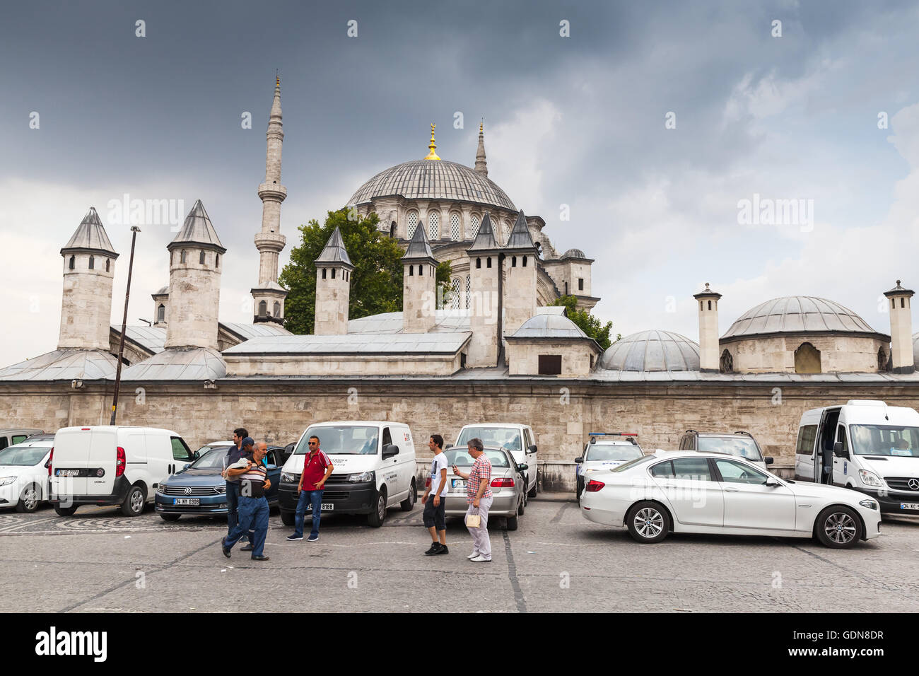 Istanbul, Türkei - 28. Juni 2016: Normale Menschen gehen in Istanbul Straße nahe Nuruosmaniye Moschee Stockfoto