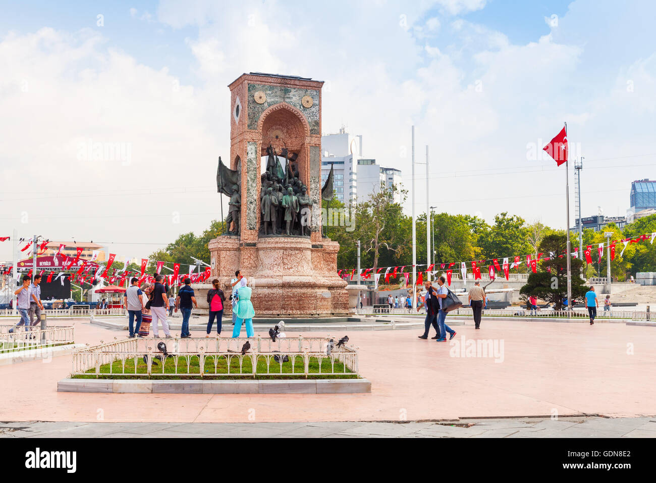 Istanbul, Türkei - 1. Juli 2016: Normalbürger Spaziergang am Taksim-Platz nahe dem Denkmal der Republik, wichtige touristische und Freizeit dis Stockfoto