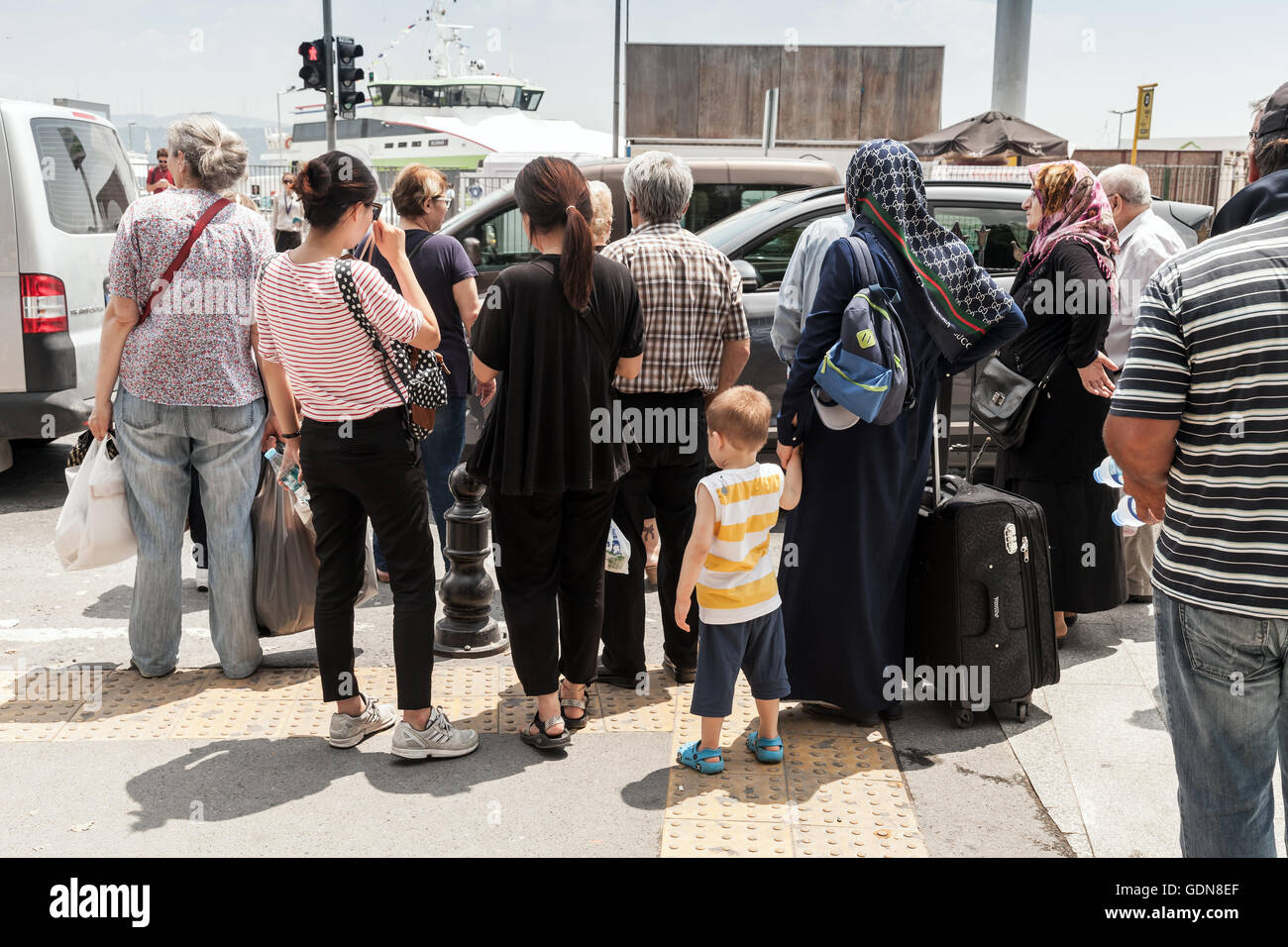 Istanbul, Türkei - 1. Juli 2016: Gewöhnliche Menschen warten auf grünes Licht auf dem Fußgängerüberweg in Istanbul Stockfoto