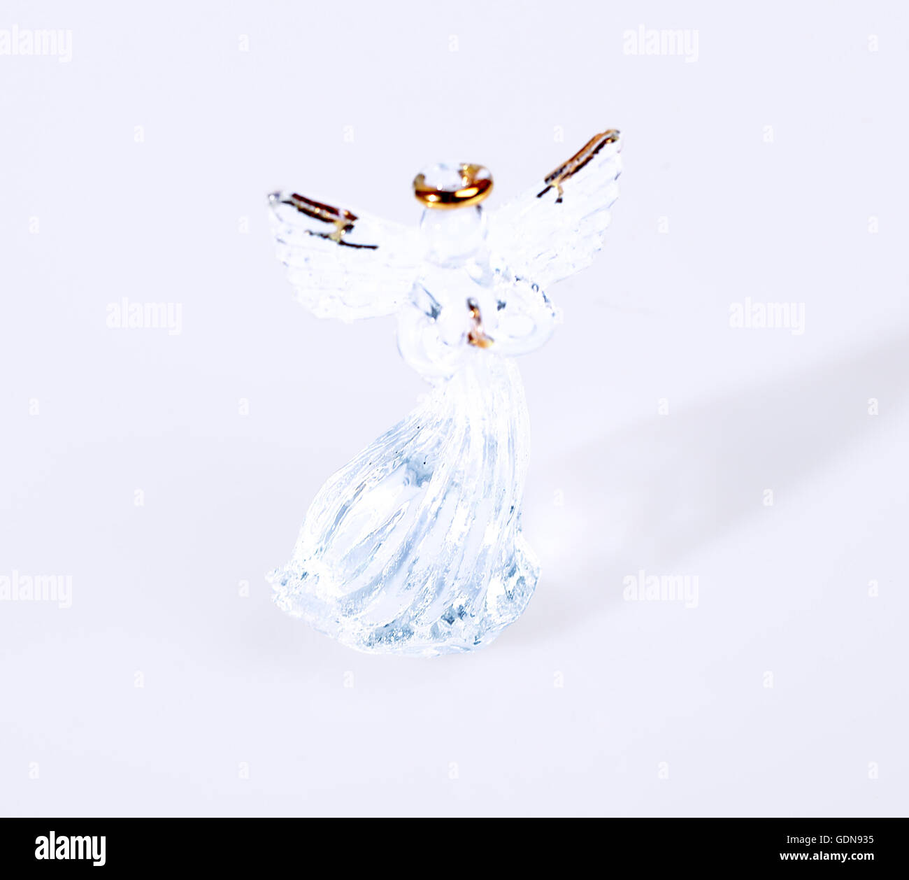 Kristall-Engel-Figur auf weißem Hintergrund Stockfoto