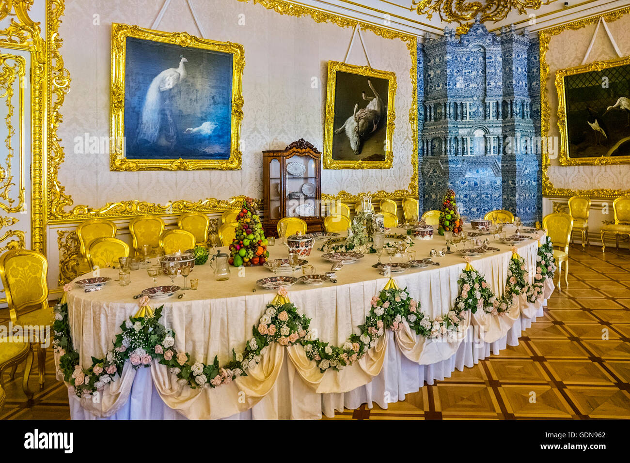 Weiße formale Esszimmer an Catherine Palace Pushkin St Petersburg Russland Stockfoto