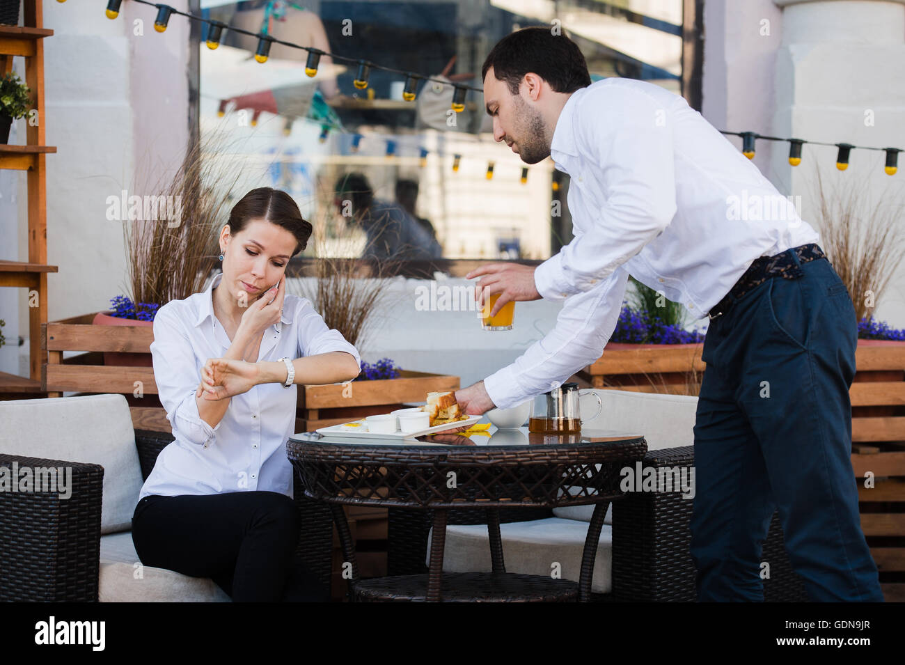 Kellner-Server am Tisch arbeiten Menü Specials Leseliste für Frau Stockfoto