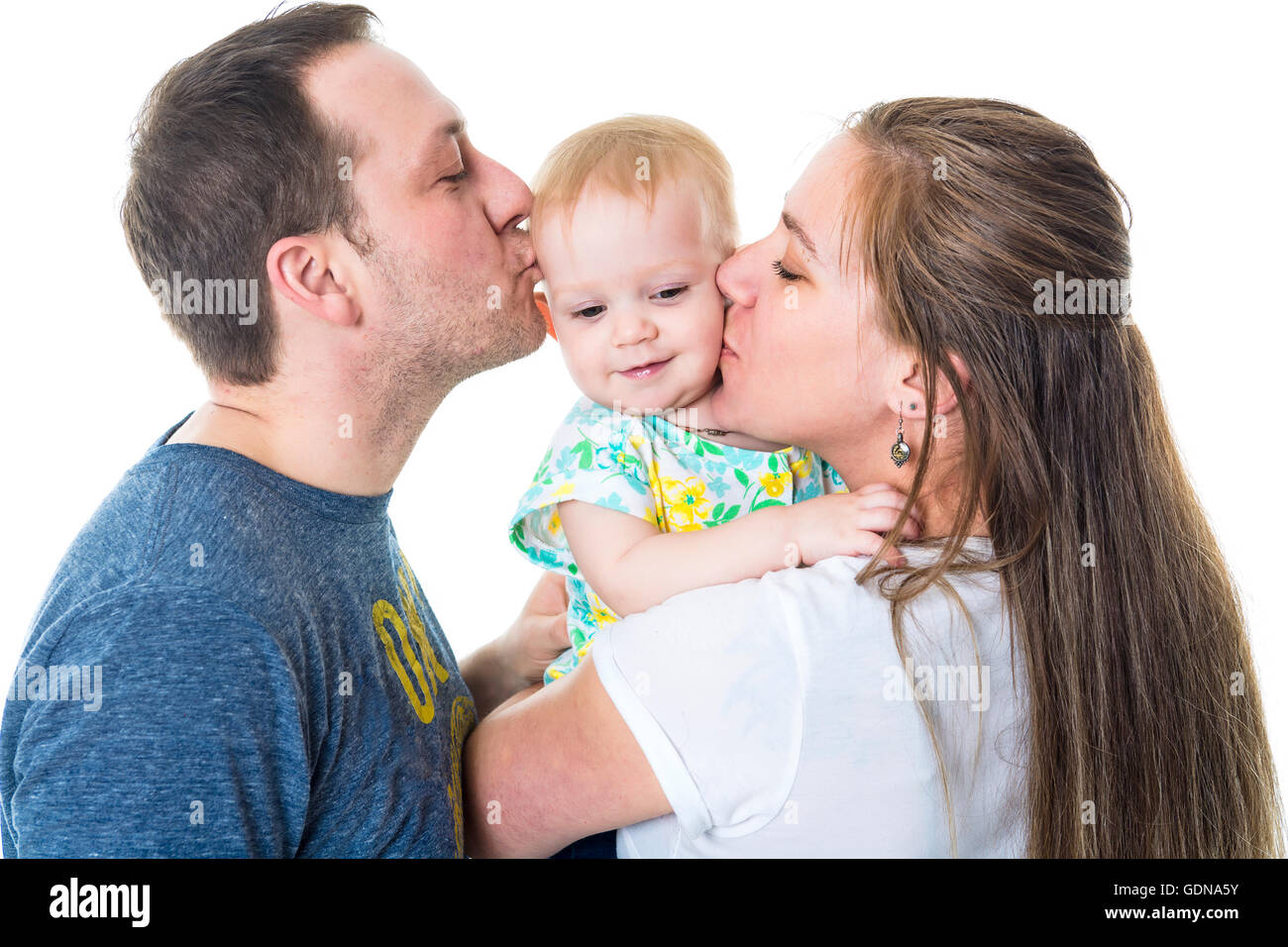 Stolze Eltern halten Baby im Schlafzimmer Stockfoto