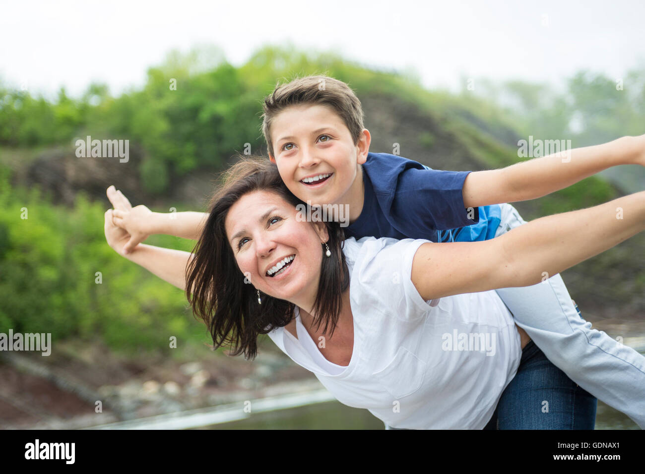 Mutter und Sohn vor einem Wasserfall zu spielen Stockfoto