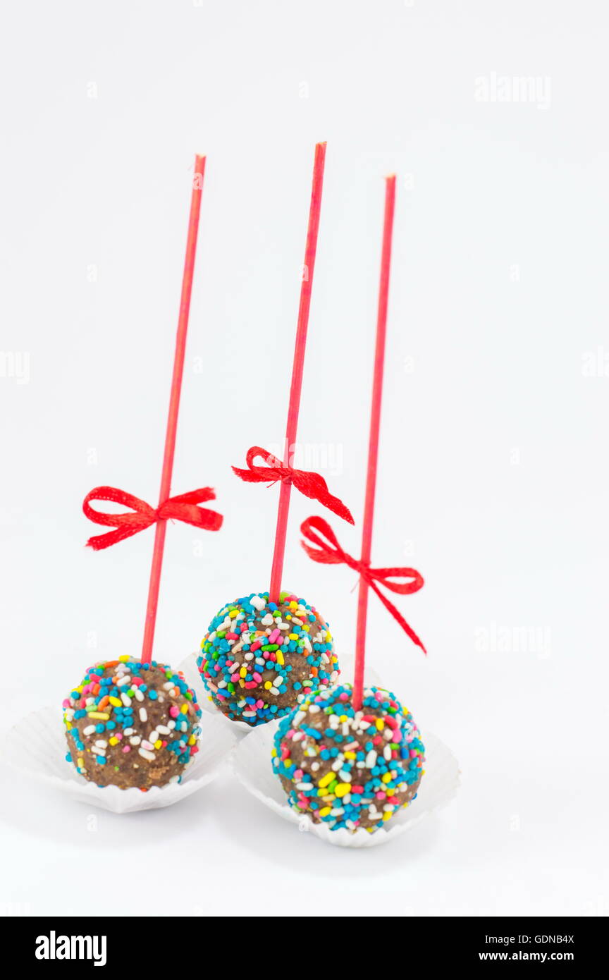 Cake pops auf einem Tisch mit weißer Seide Stoff bedeckt Stockfoto