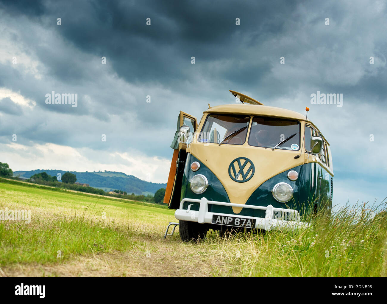 1963 teilen VW Volkswagen Bildschirm Wohnmobil geparkt in einem Feld in den Cotswolds. VEREINIGTES KÖNIGREICH. HDR Stockfoto