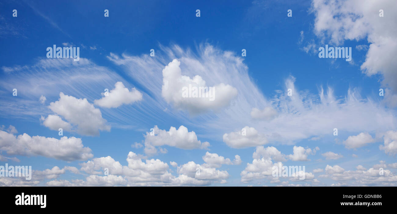 Wispy gefiederten Zirruswolken auf einem blauen Himmel. Großbritannien Stockfoto