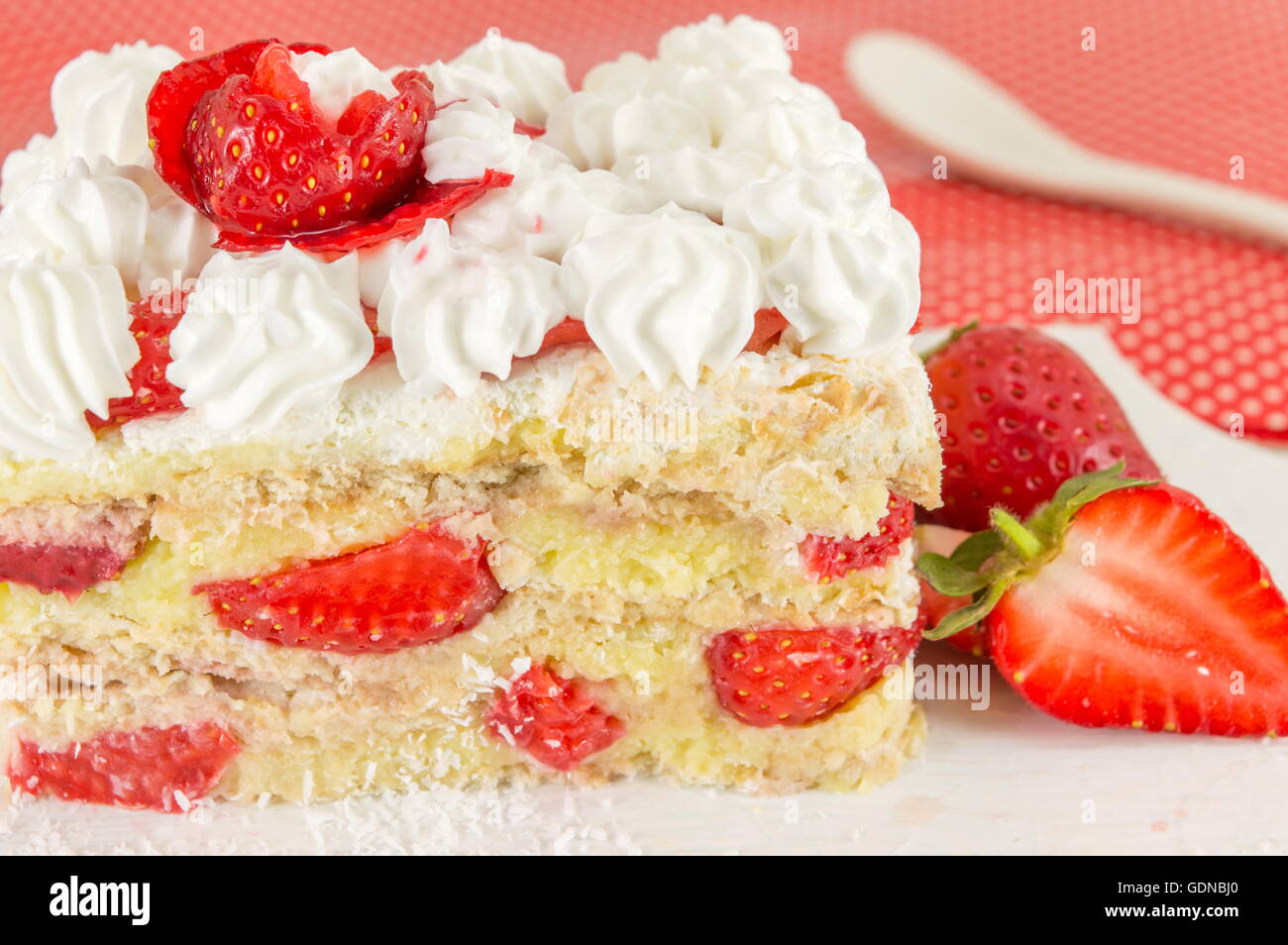Hausgemachte süße Frucht-Kuchen mit frischen Erdbeeren Stockfoto