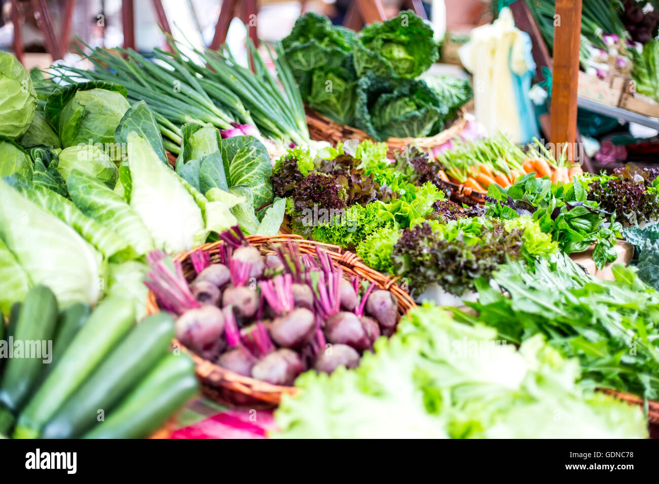 Nahaufnahme Detail auf das frische Gemüse auf dem Markt Stockfoto