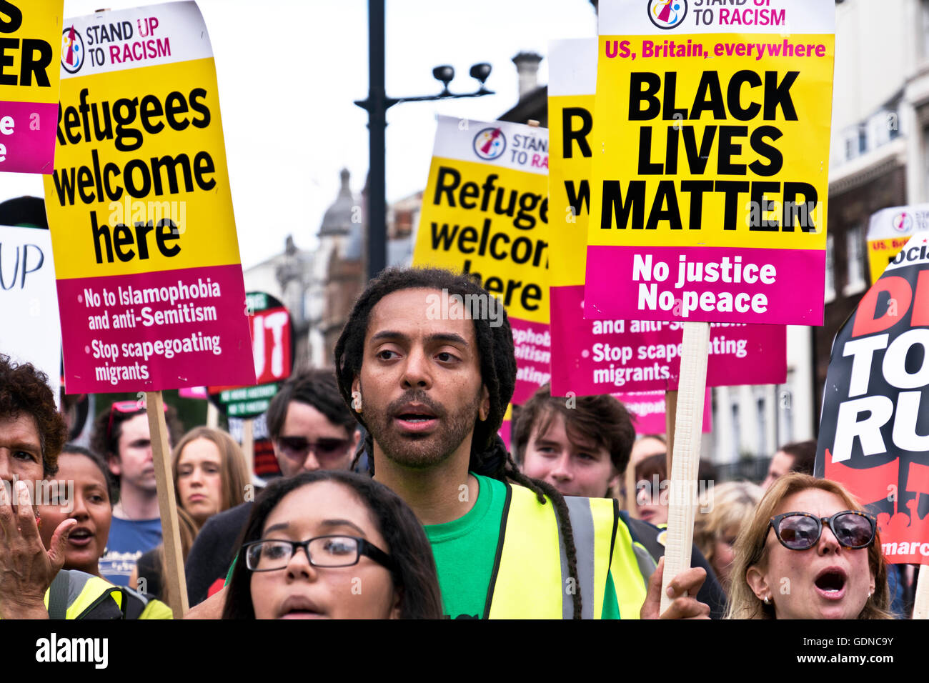 Protestkundgebung und marschieren durch die Londoner gegen Rassismus und Tory Sparmaßnahmen Stockfoto