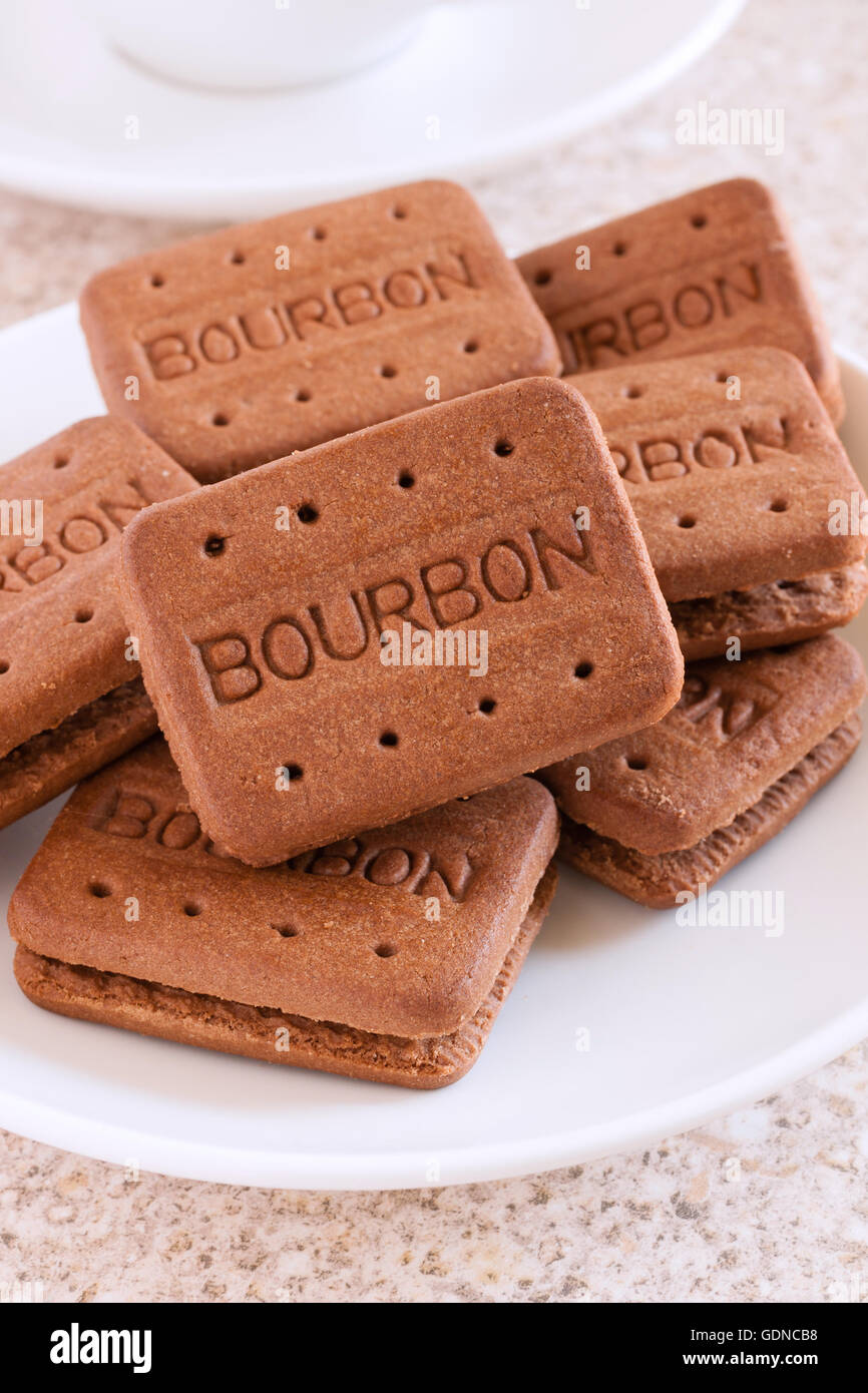 Bourbon-Kekse oder Bourbon Cremes eine beliebte Schokolade gefüllte britische Keks Stockfoto