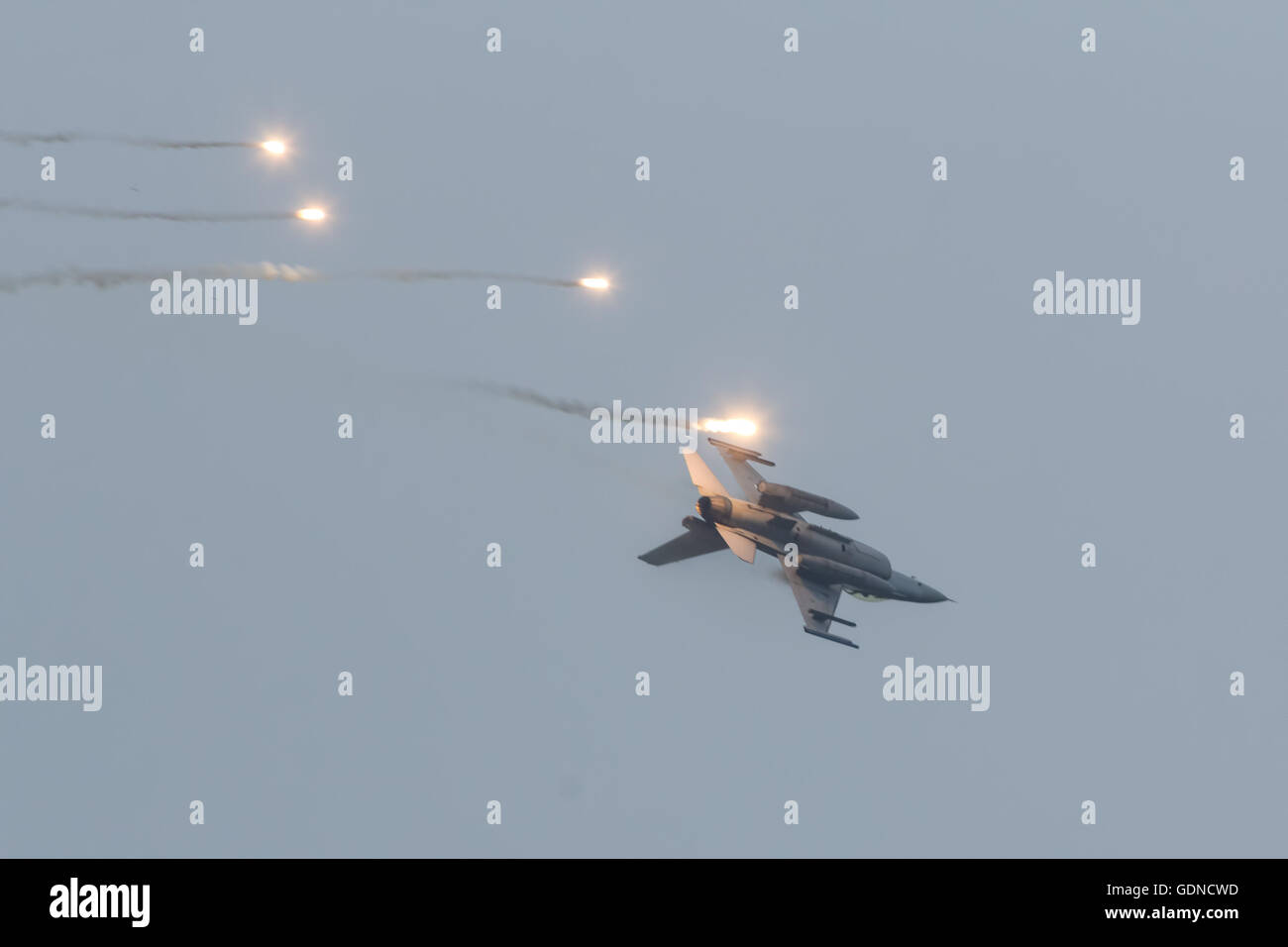 F-16 Fighting Falcon drehe Fackeln Stockfoto