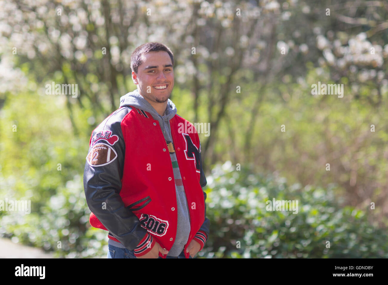 Porträt von High School senior tragen Jacke im park Stockfoto