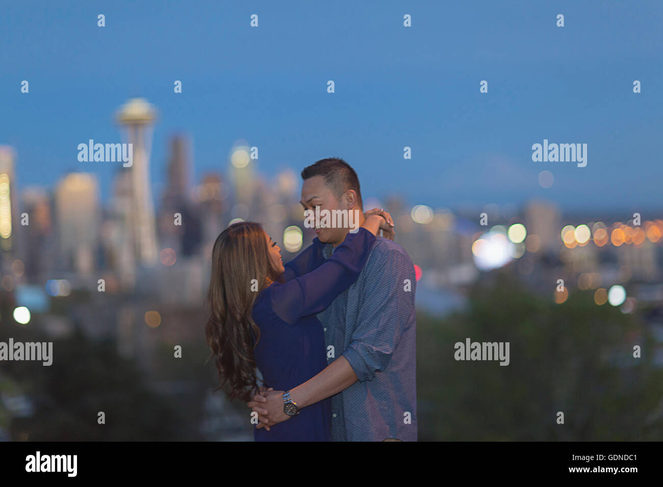 Paar umarmt, Skyline der Stadt im Hintergrund Stockfoto