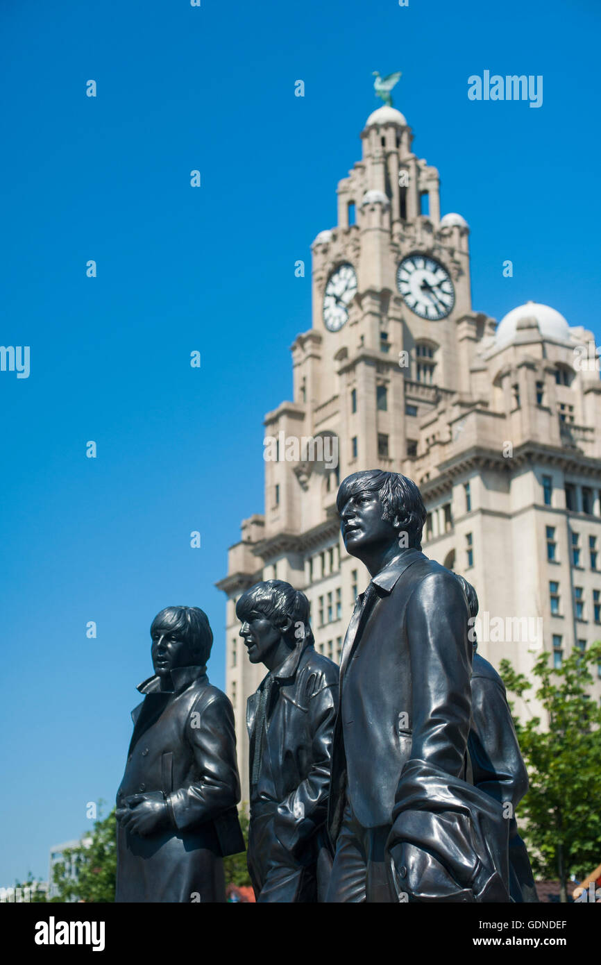 Die Liverpool Liver Buildings mit den Beatles Statuen im Vordergrund Stockfoto