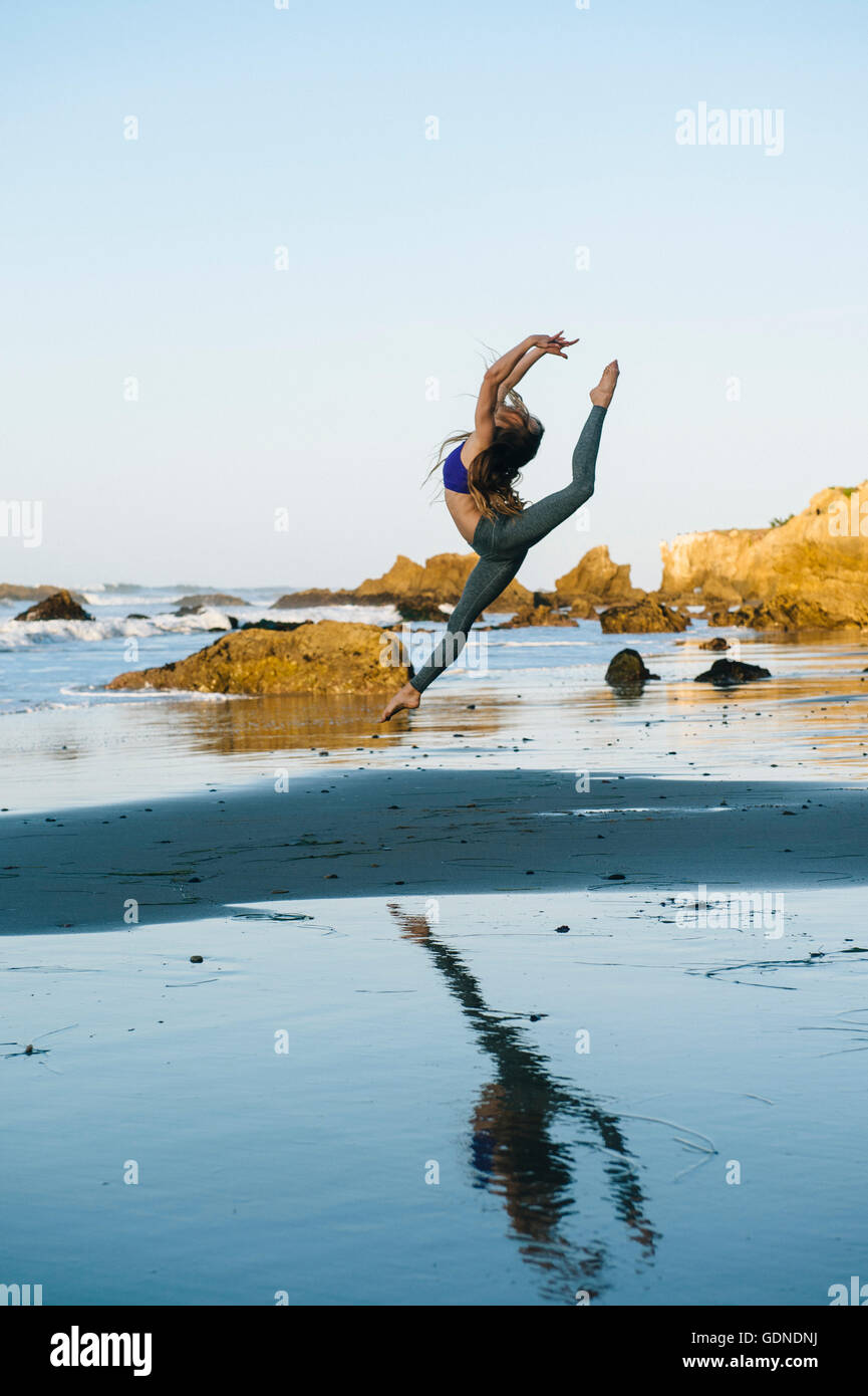 Junge weibliche Ballett-Tänzerin springen Luft am Beach, Los Angeles, Kalifornien, USA Stockfoto