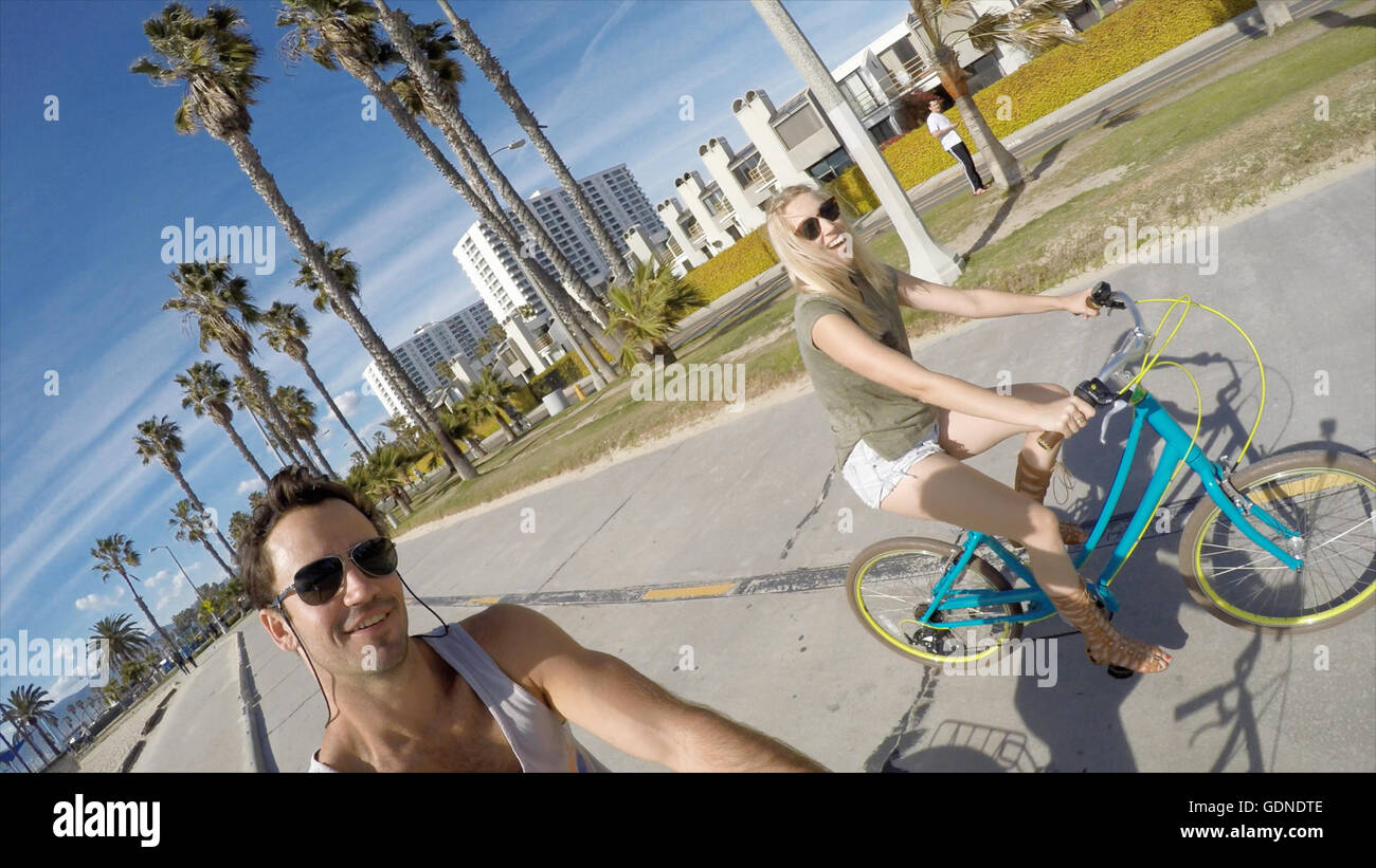 Mann unter Selfie Radfahren mit Freundin am Venice Beach, Kalifornien, USA Stockfoto