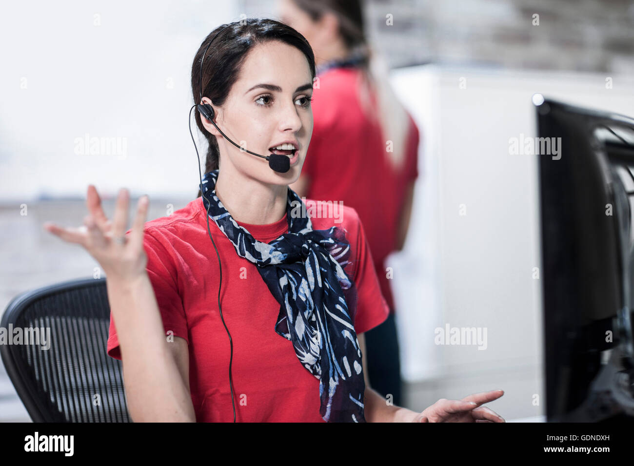 Weibliche Telefonistin im Call-Center erklären Stockfoto