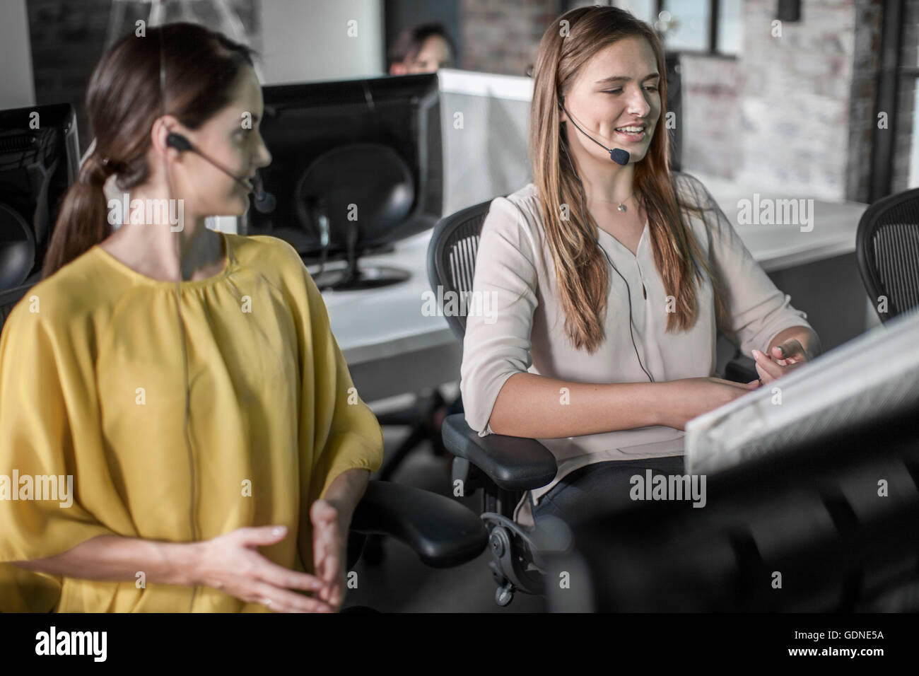 Weibliche Telefonisten, die Arbeit in Callcenter Stockfoto