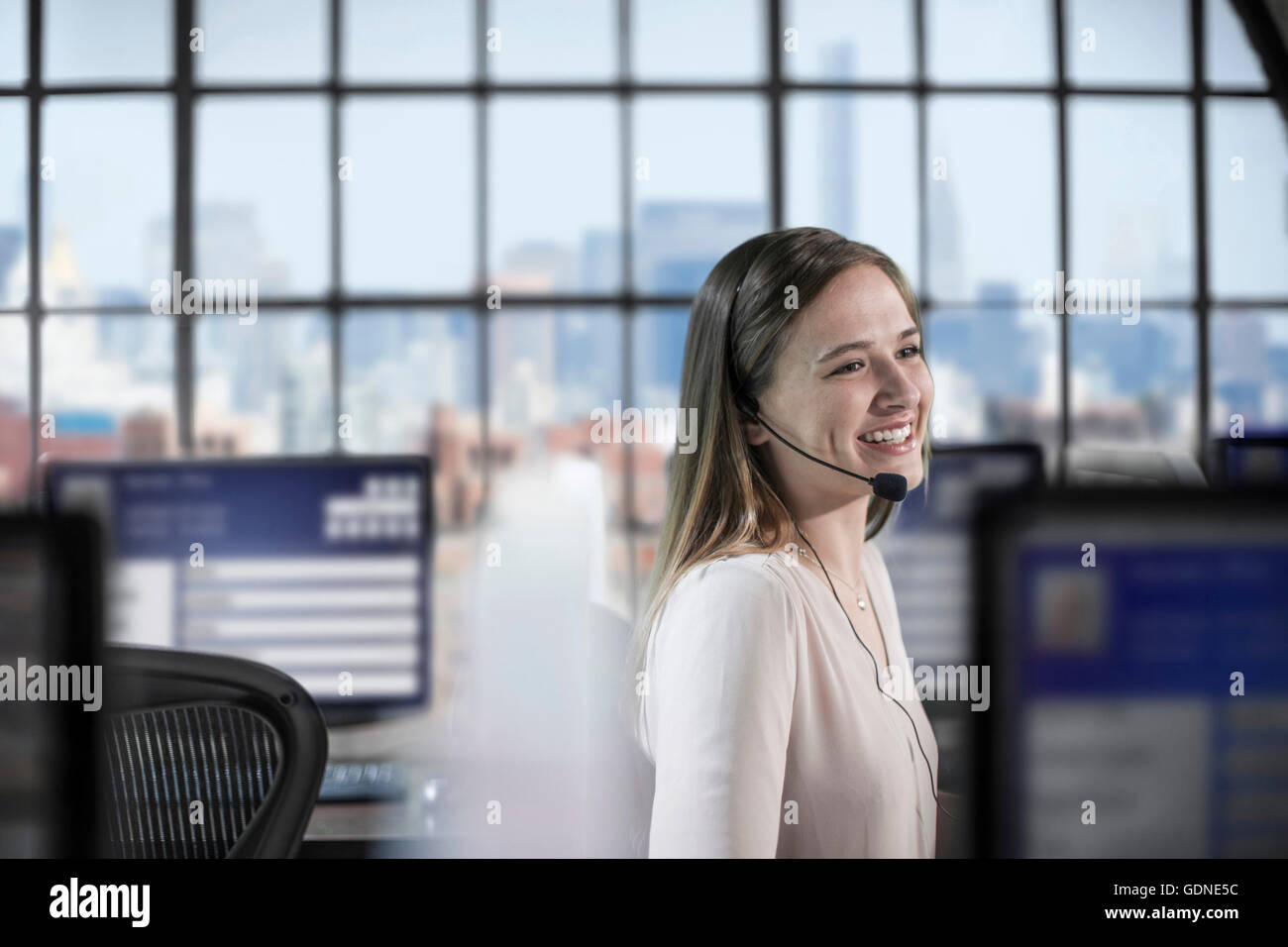 Teenager weiblich Telefonistin Arbeit in Callcenter Stockfoto