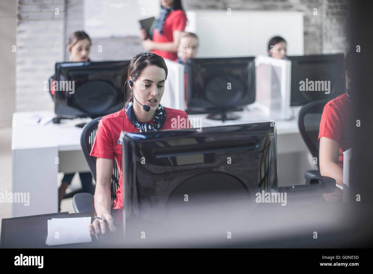 Reihen von weiblichen Telefonisten, die Arbeit in Callcenter Stockfoto