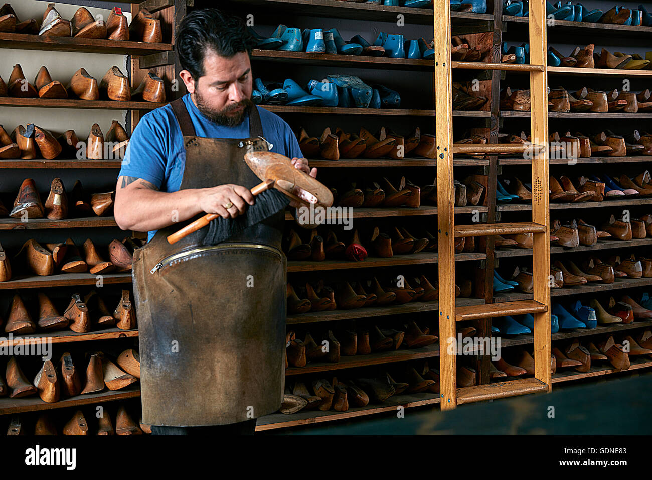 Männlichen Schuster in traditionelle Schuhgeschäft Schuh letzte Anpassung Stockfoto