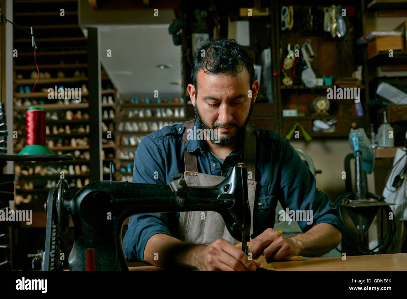 Männlichen Schuster arbeiten bei Nähmaschine in traditionellen Schuh-Werkstatt Stockfoto