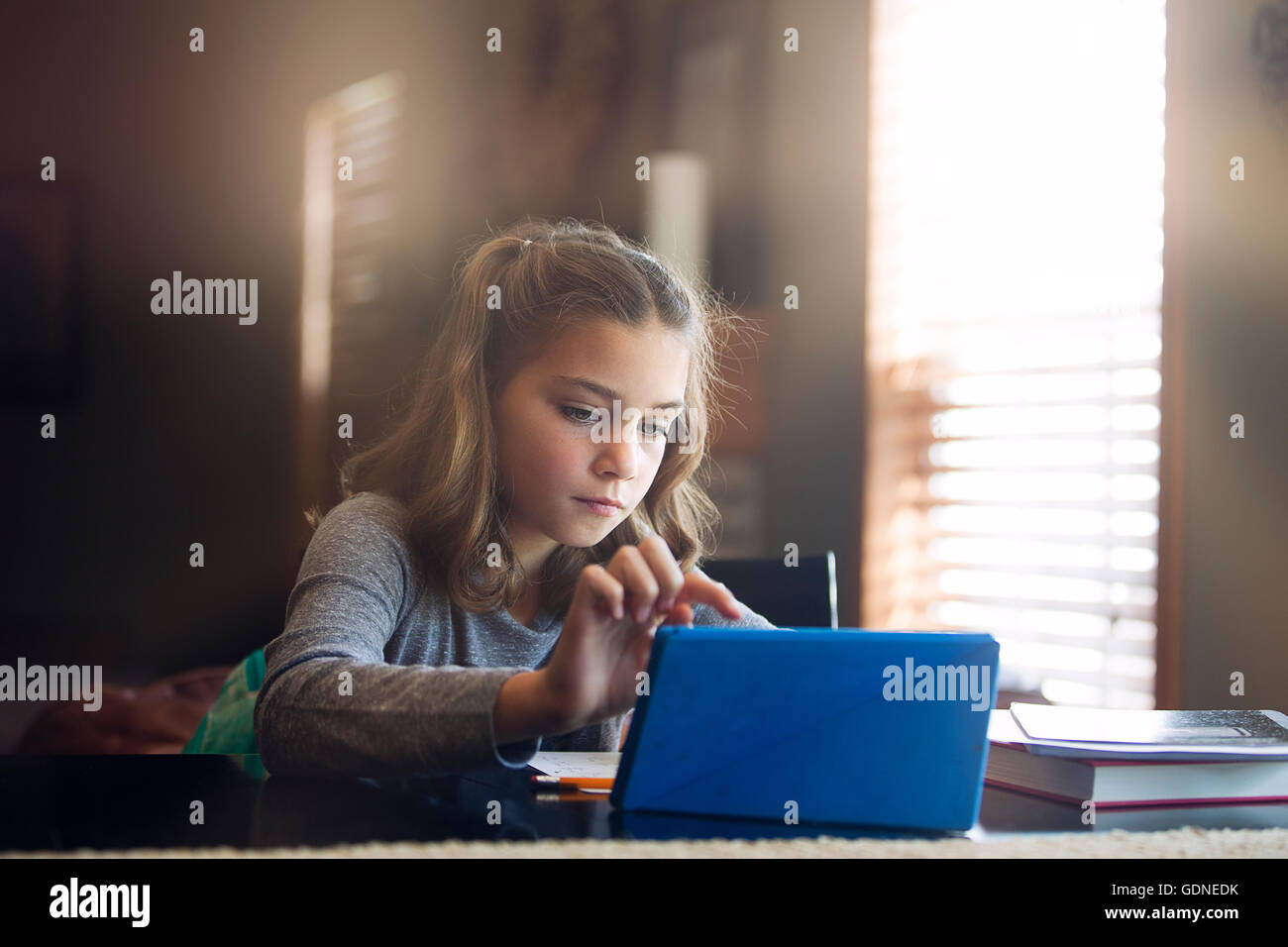 Mädchen an der Rezeption mit digital-Tablette Stockfoto