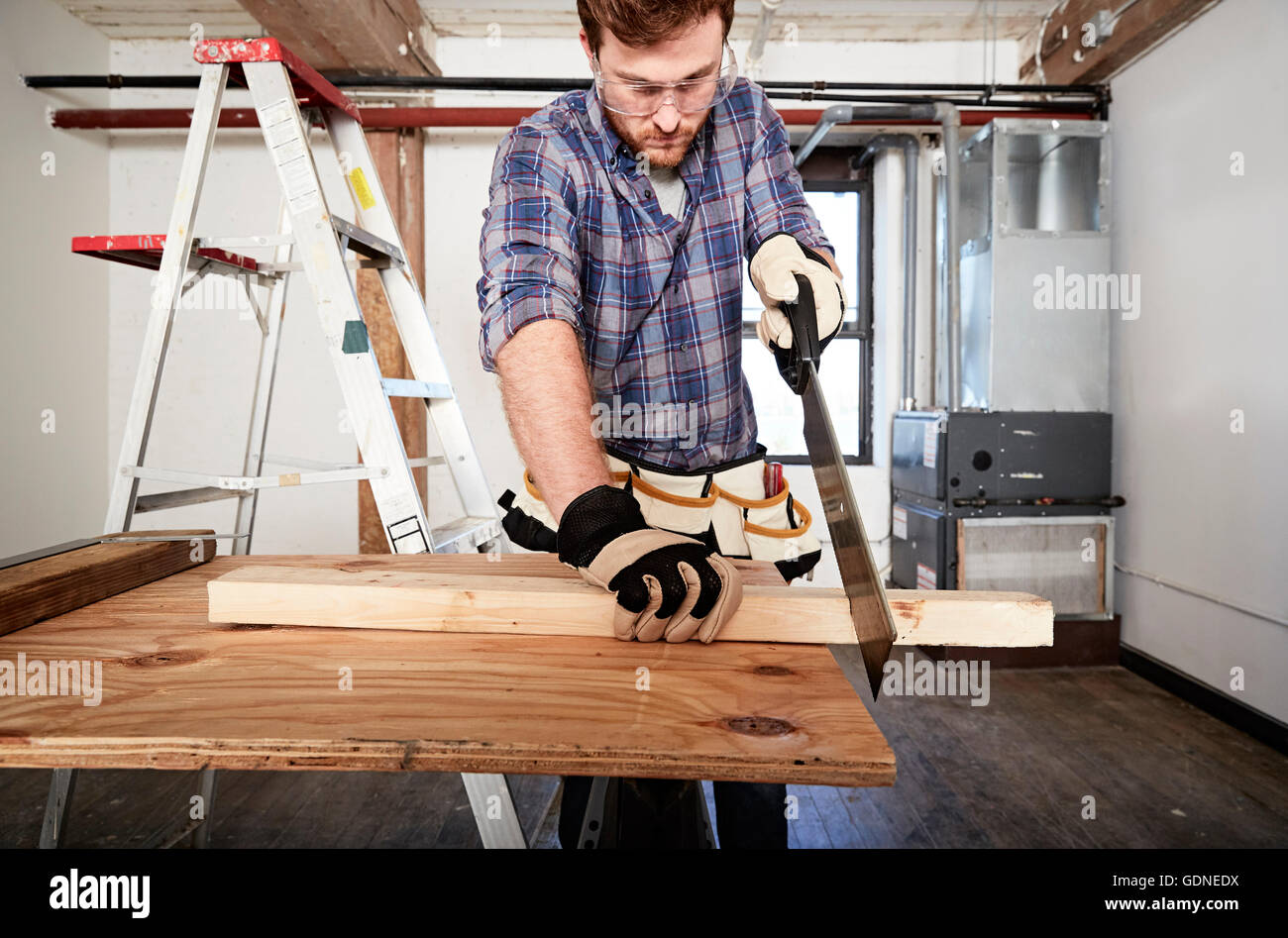 Tischler in Werkstatt Holz Sägen Stockfoto