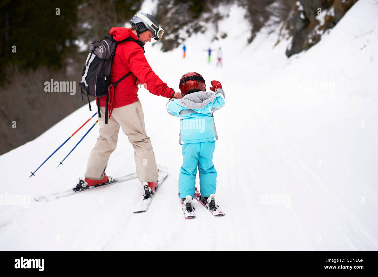 Mutter und Sohn auf Skiern, Rückansicht Stockfoto