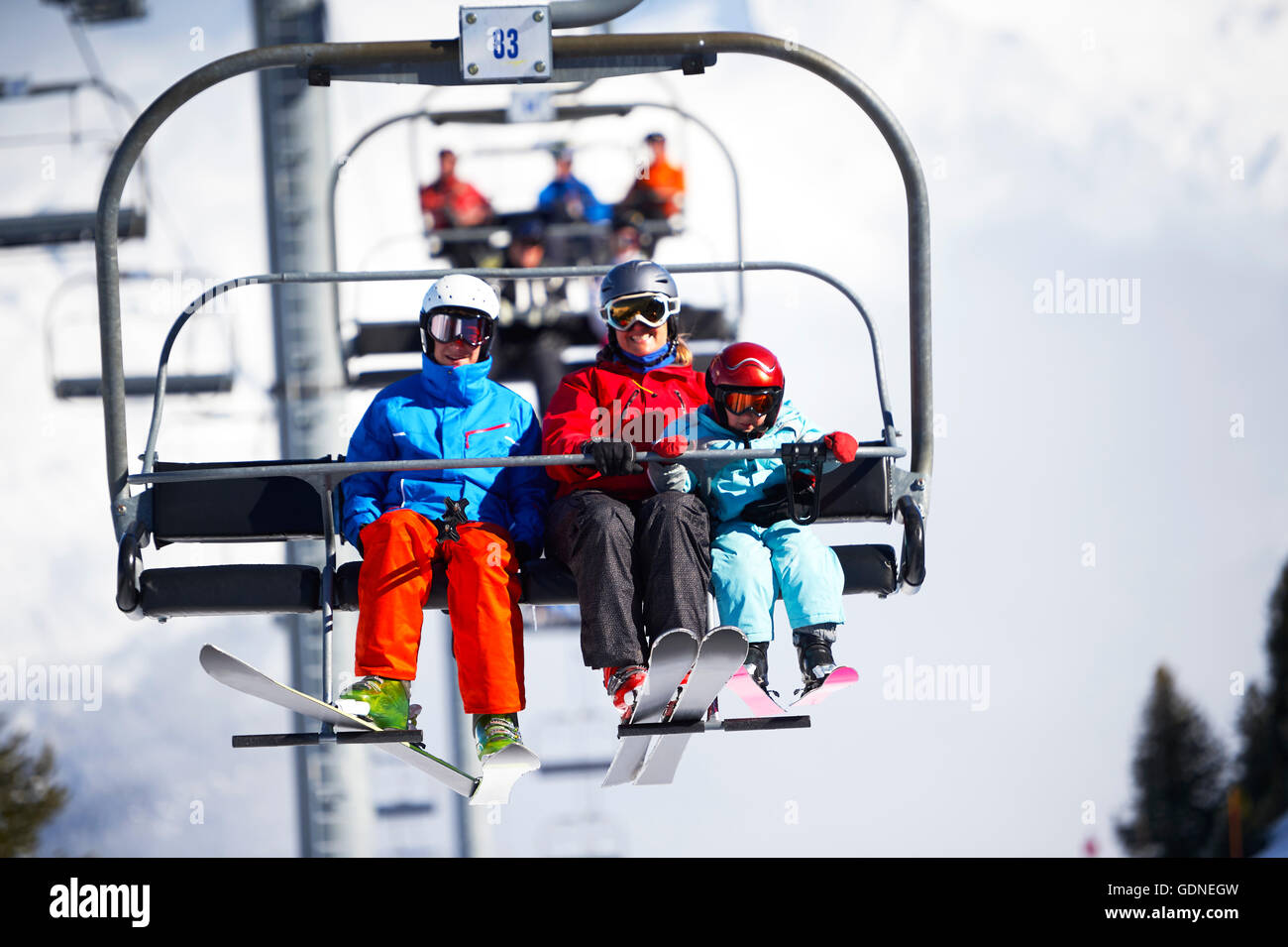 Mutter und zwei Söhne am Skilift Stockfoto