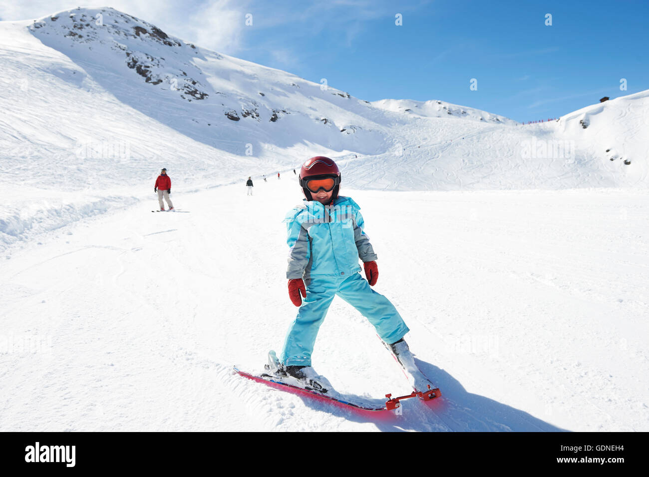 Porträt des jungen auf Skiern Stockfoto