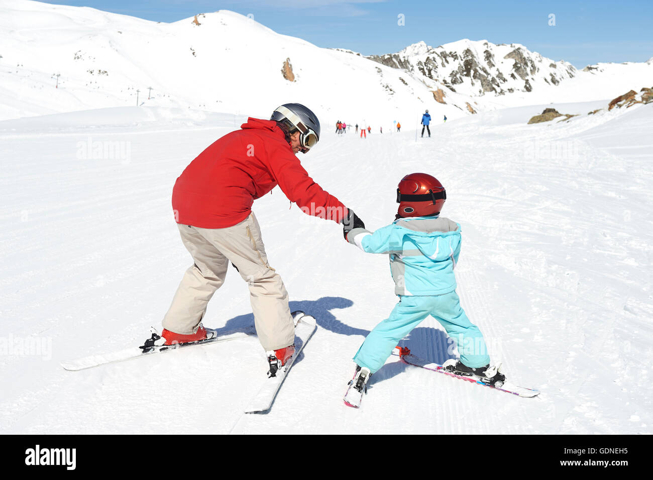 Mutter Sohn Lehre Ski fahren, Rückansicht Stockfoto