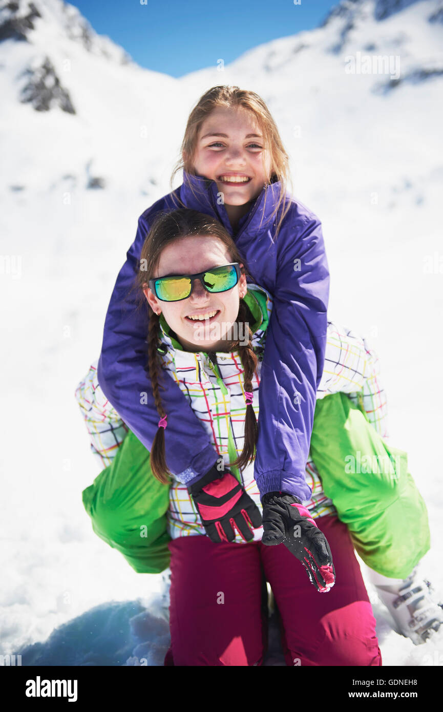 Porträt von zwei Schwestern im Skianzug Stockfoto