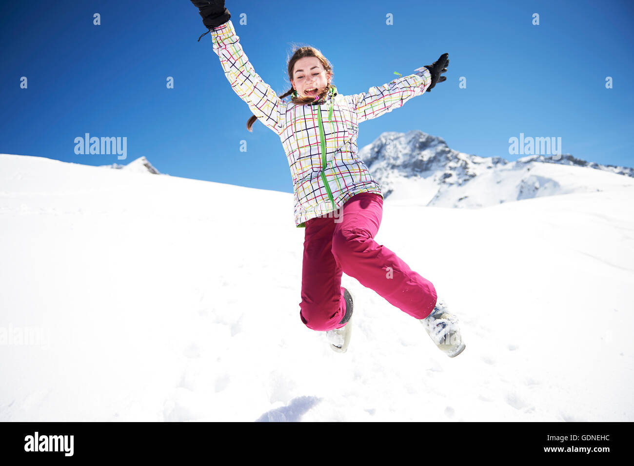 Teenager Mädchen springen im Schnee Stockfoto