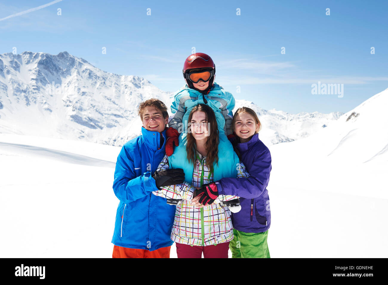 Porträt von vier Geschwistern tragen Skianzug Stockfoto