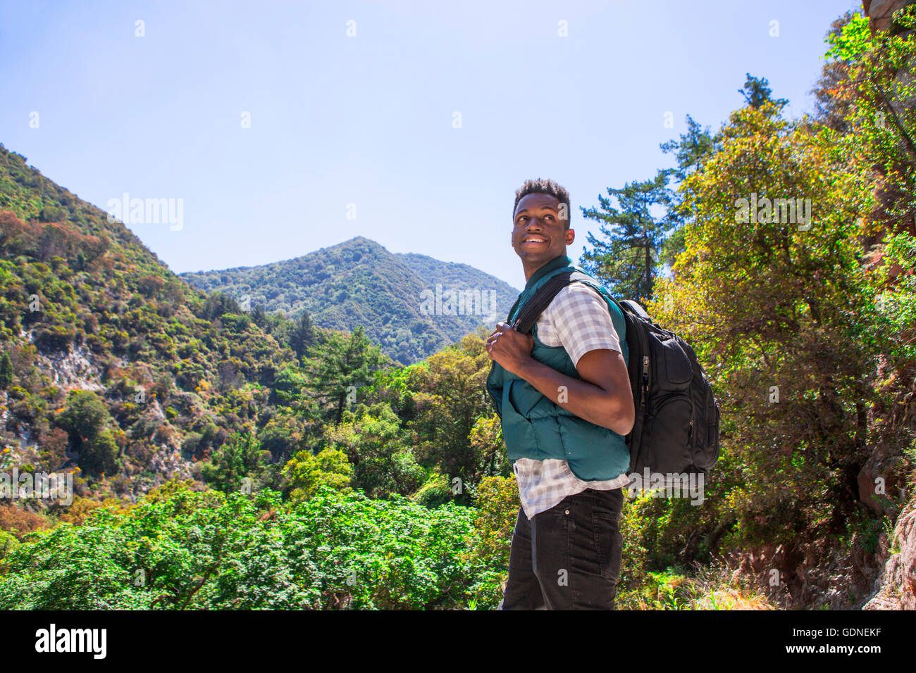 Junge männliche Wanderer über seine Schulter in Landschaft, Arcadia, Kalifornien, USA Stockfoto