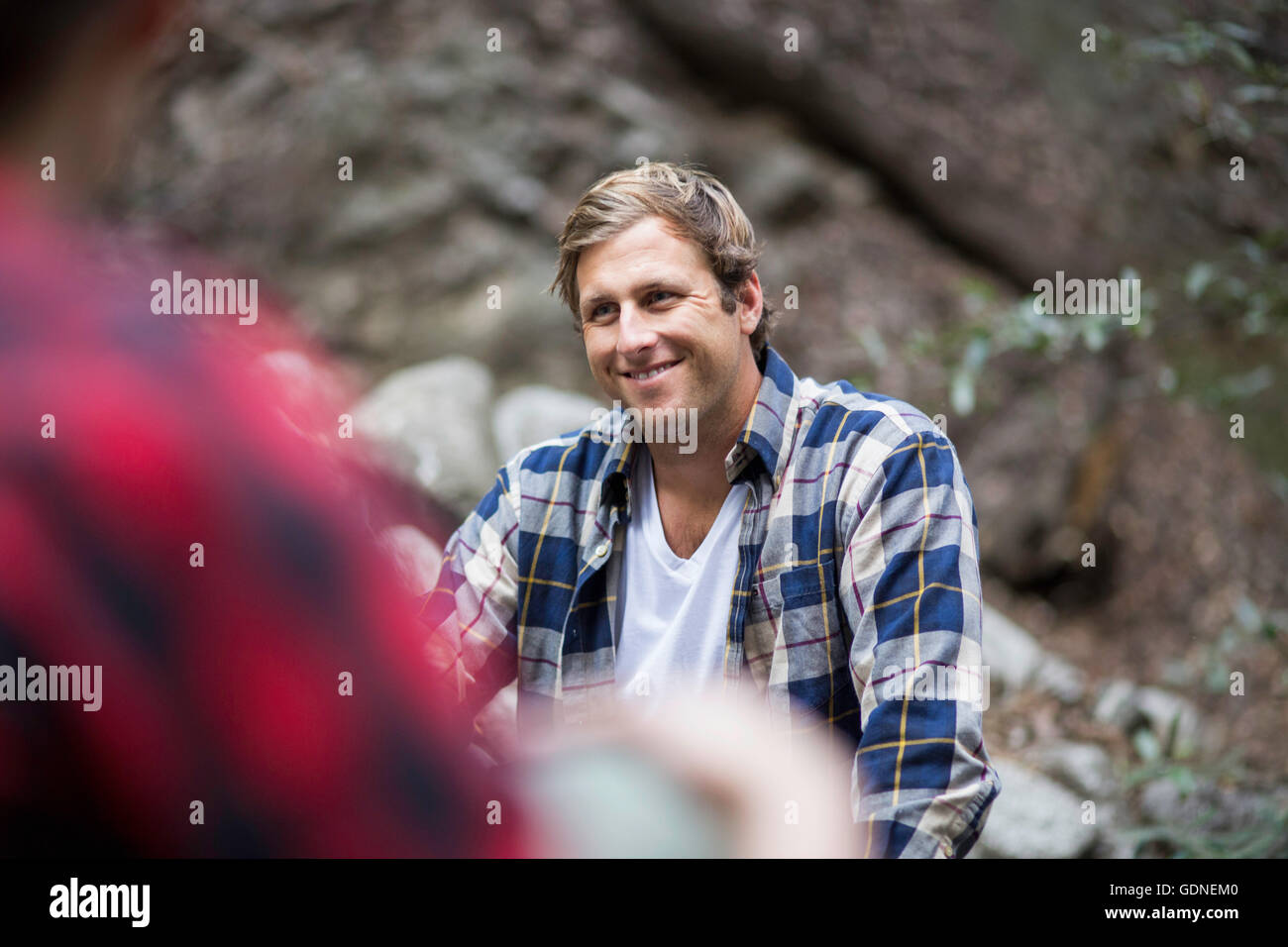 Junge weibliche und männliche Wanderer im Chat im Wald, Arcadia, Kalifornien, USA Stockfoto