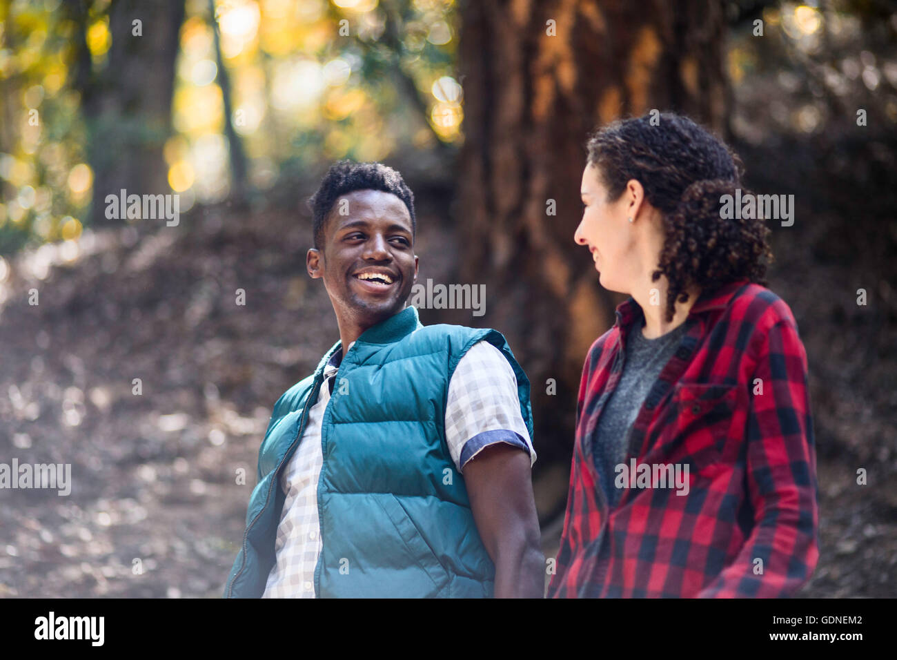 Romantischen jungen Wandern paar Wandern im Wald, Arcadia, Kalifornien, USA Stockfoto