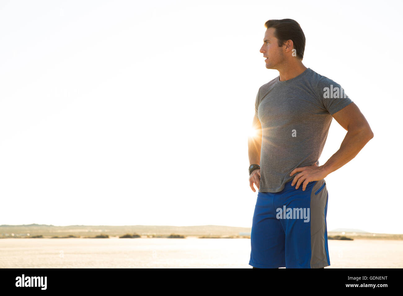 Mann, training, Blick vom sonnigen trockenen Seegrund, El Mirage, Kalifornien, USA Stockfoto