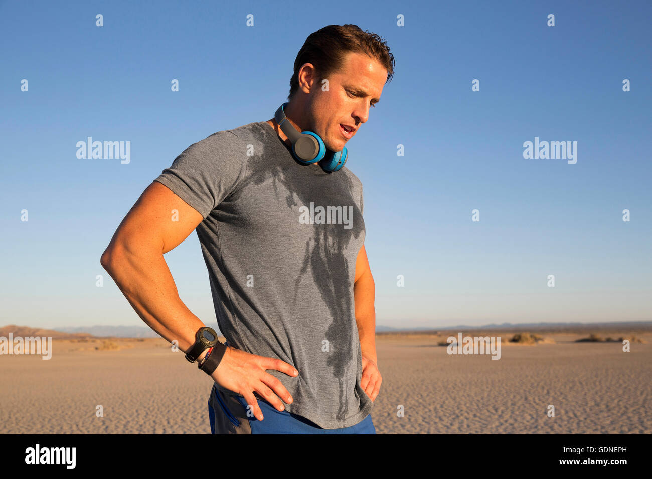 Mann, training, Schwitzen mit der Hand auf den Hüften auf trockenen Seegrund, El Mirage, Kalifornien, USA Stockfoto