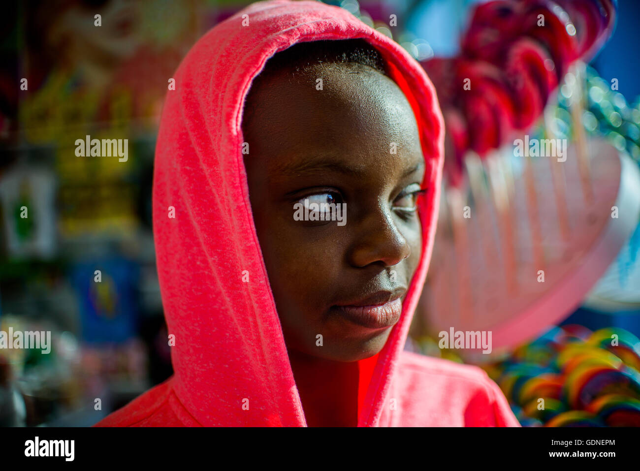 Porträt von Teenager-Mädchen tragen rosa hoody Blick seitwärts, Brooklyn, USA Stockfoto