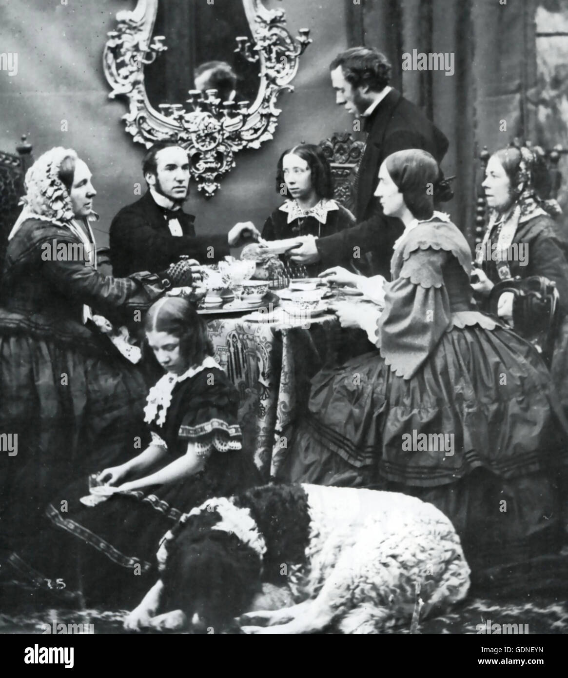 VIKTORIANISCHE FAMILY at Teatime über 1855 Stockfoto