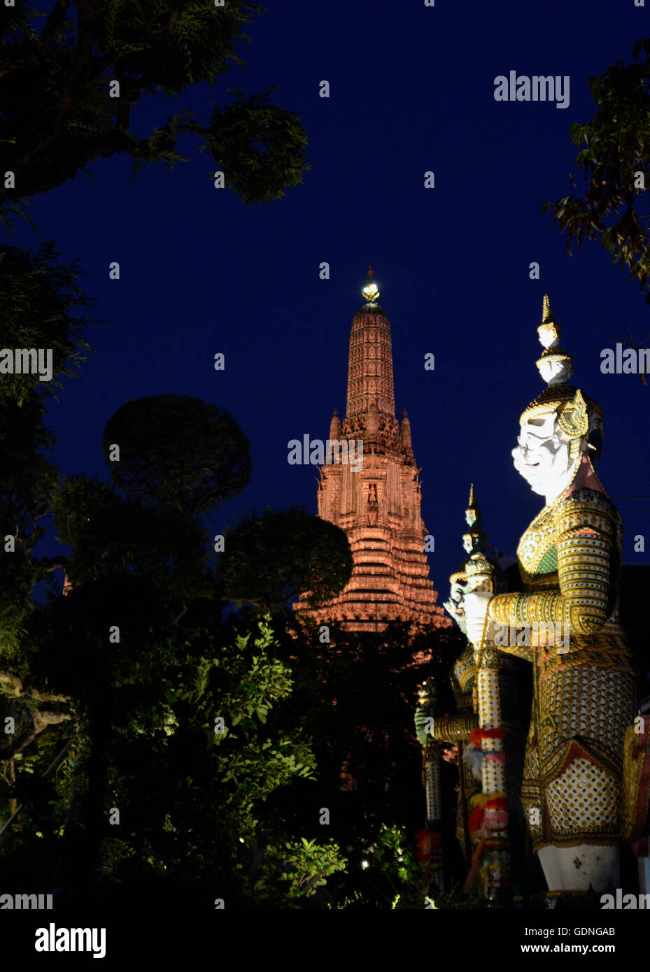 der Tempel Wat Arun am Chao Phraya River in der Stadt von Bangkok in Thailand in Südostasien. Stockfoto